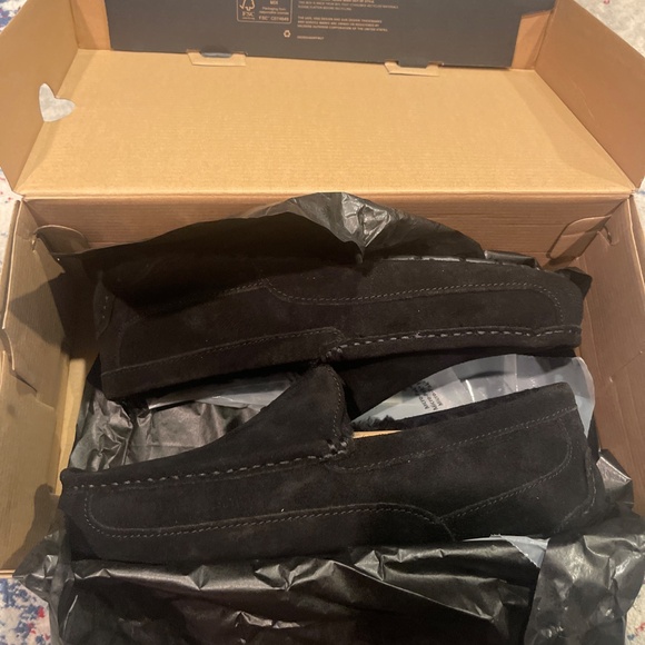 Ugg Men’s size 10 slippers black